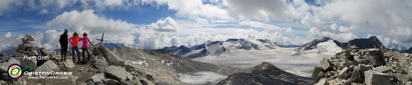 98 Alla crocetta di vetta di Punta Venerocolo con Pian di neve e Adamello.jpg